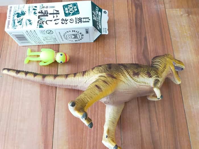 ティラノザウルスのおもちゃの長さ