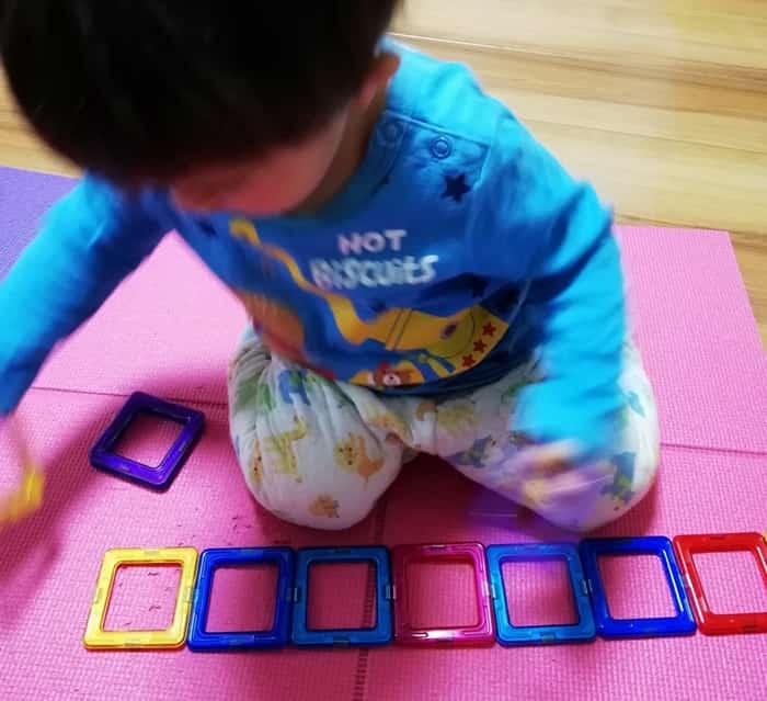 2歳は平面に並べるマグネットブロック